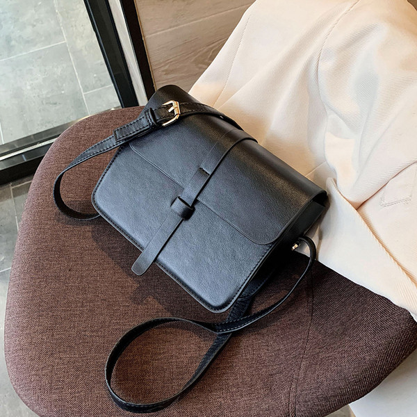 Modern női bőr táska fém rögzítéssel