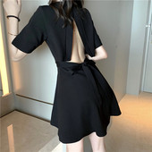 Crna ženska haljina s golim leđima i trakom