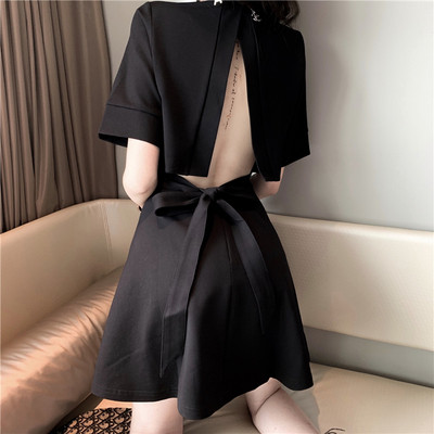 Crna ženska haljina s golim leđima i trakom