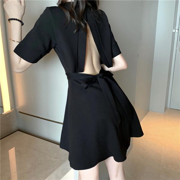 Crna ženska haljina s golim leđima i trakom