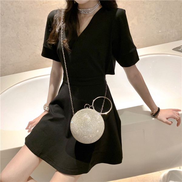 Crna ženska haljina s golim leđima i trakom