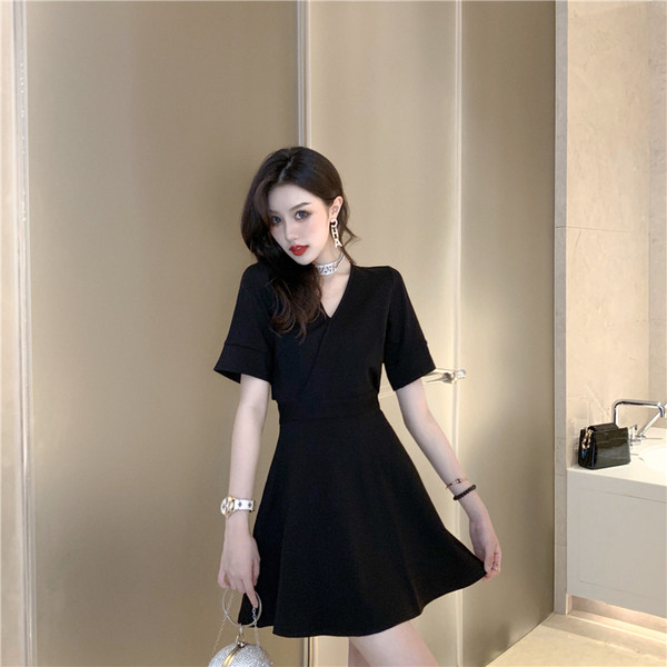 Crna ženska haljina s golim leđima i trakom