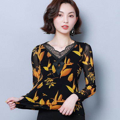 Új modell női blúz virágos motívumokkal, spitz nyakkivágással