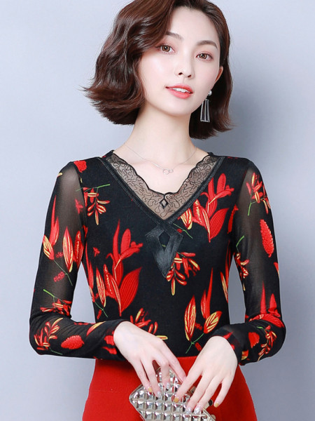 Új modell női blúz virágos motívumokkal, spitz nyakkivágással