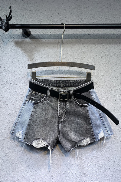Női rövidnadrág új modellje övvel, szakadt motívumokkal