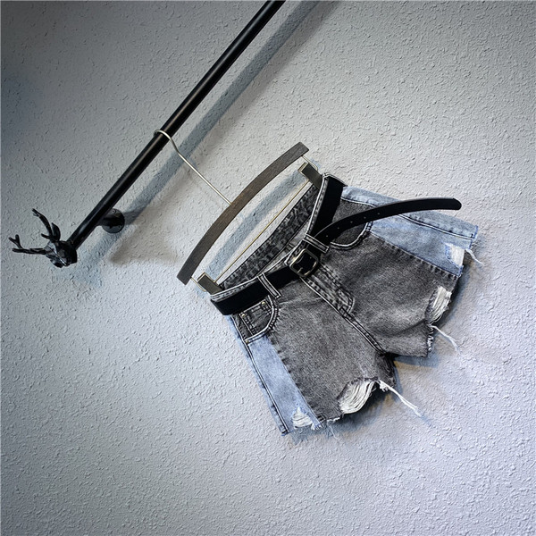 Női rövidnadrág új modellje övvel, szakadt motívumokkal