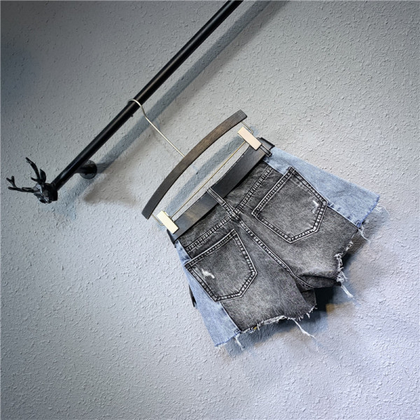 Női rövidnadrág új modellje övvel, szakadt motívumokkal