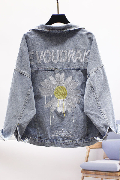 Modern női farmerdzseki színes hímzéssel, széles ujjakkal