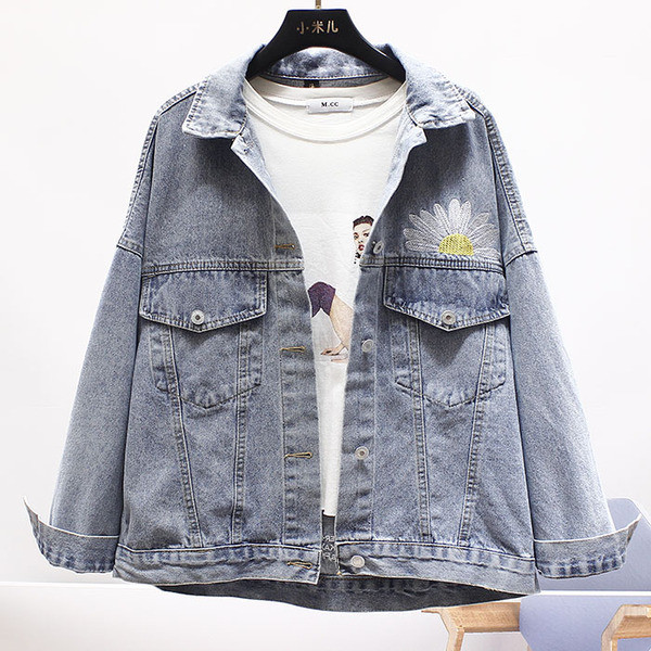 Modern női farmerdzseki színes hímzéssel, széles ujjakkal