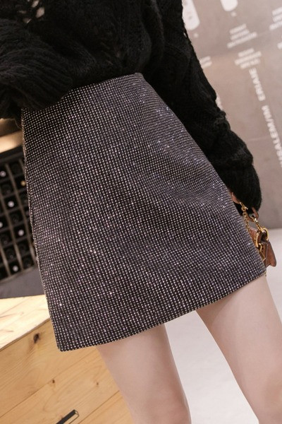 Modern női rövid szoknya magas derékkal és kövekkel