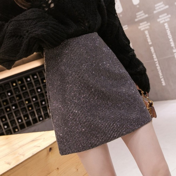 Modern női rövid szoknya magas derékkal és kövekkel