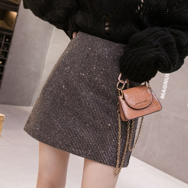 Modern női rövid szoknya magas derékkal és kövekkel