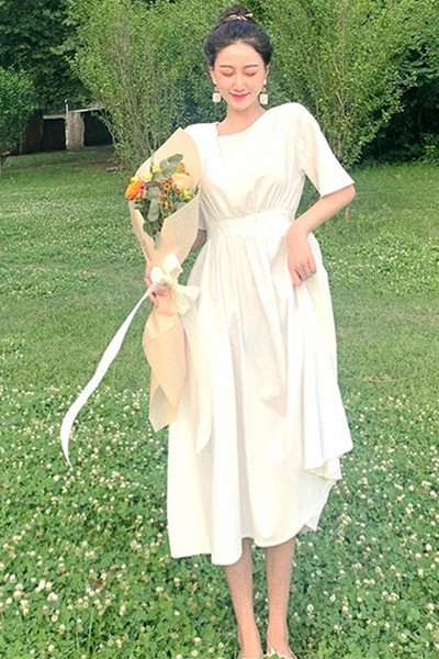 Rochie albă de damă cu mâneci scurte și decolteu oval