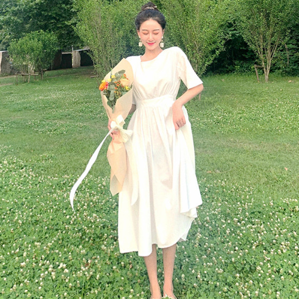 Rochie albă de damă cu mâneci scurte și decolteu oval