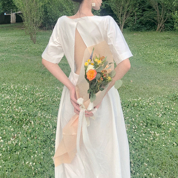 Rochie albă de damă cu mâneci scurte și decolteu oval