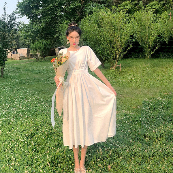 Rochie albă de damă cu mâneci scurte și decolteu oval