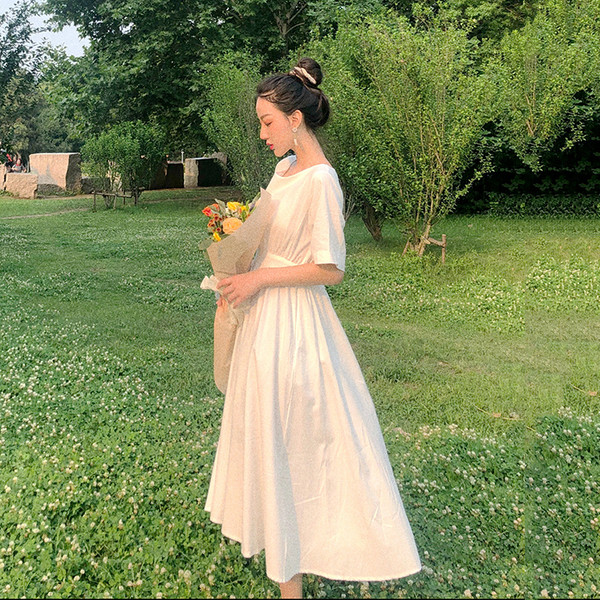 Rochie albă de damă cu mâneci scurte și decolteu oval