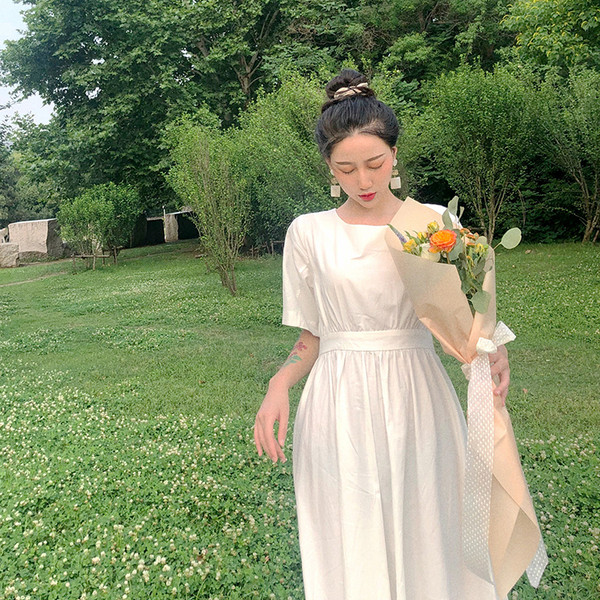 Rochie albă de damă cu mâneci scurte și decolteu oval