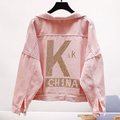 Modern női rövid farmerdzseki kövekkel