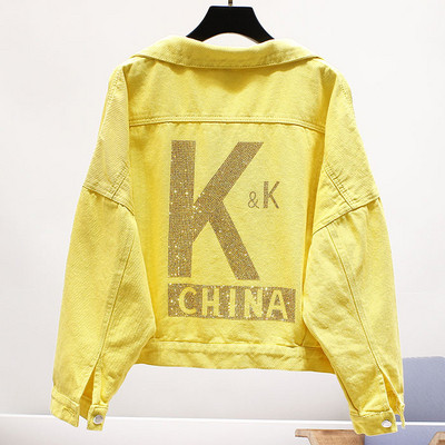 Modern női rövid farmerdzseki kövekkel