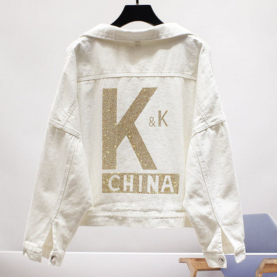 Modern női rövid farmerdzseki kövekkel