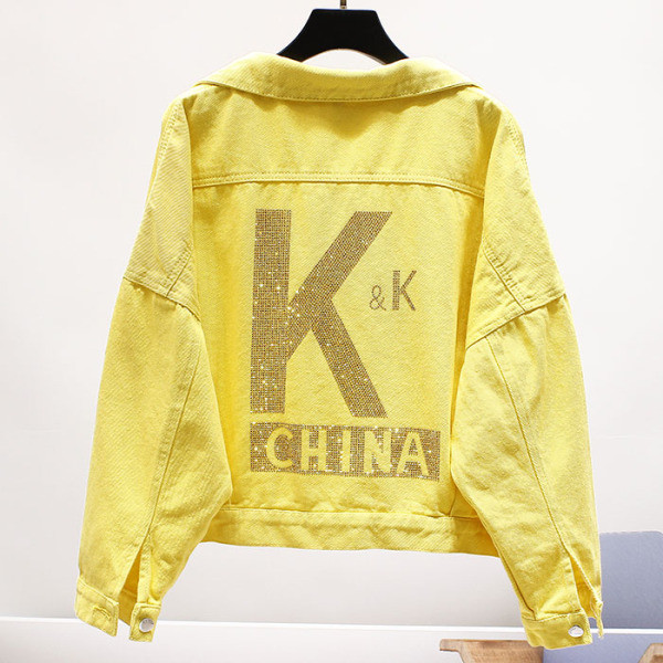 Modern női rövid farmerdzseki kövekkel