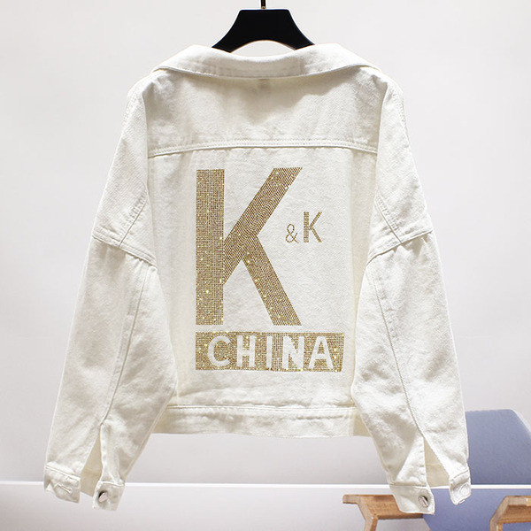 Modern női rövid farmerdzseki kövekkel