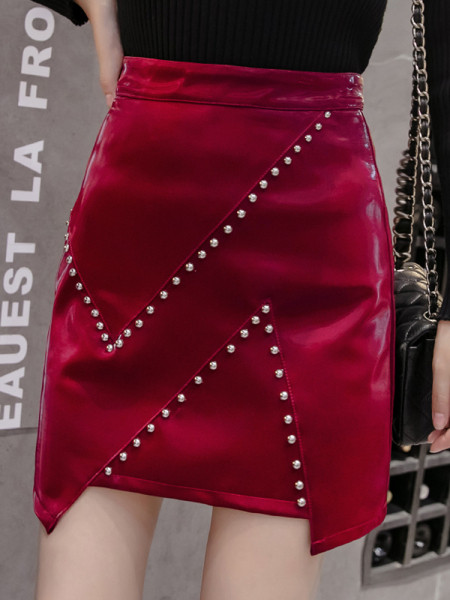 Aszimmetrikus bőr női szoknya magas derékkal, fém részletekkel