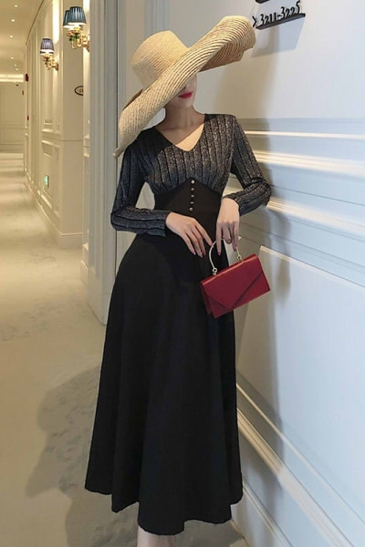 Duga ženska crna haljina s dugim rukavima i špic izrezom