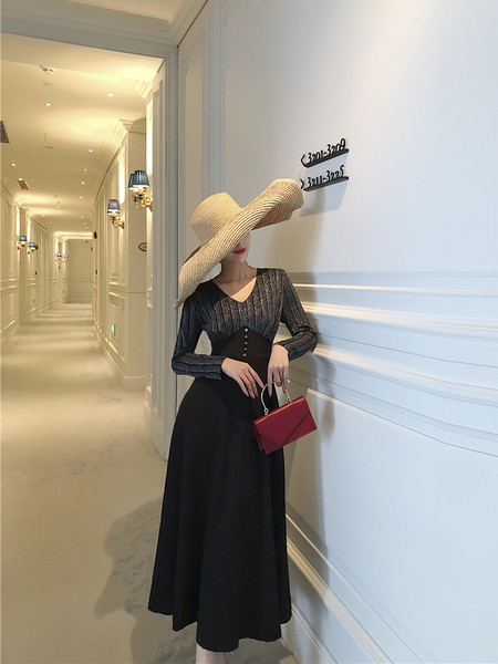 Duga ženska crna haljina s dugim rukavima i špic izrezom