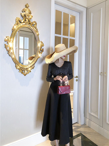 Duga ženska crna haljina s dugim rukavima i špic izrezom