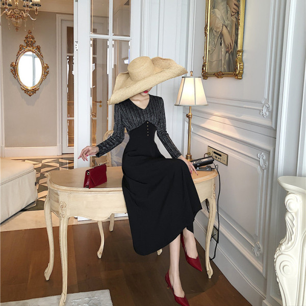 Duga ženska crna haljina s dugim rukavima i špic izrezom