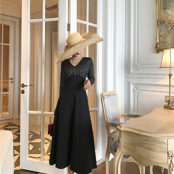 Duga ženska crna haljina s dugim rukavima i špic izrezom