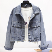 Modern női rövid farmerdzseki zsebekkel és gyöngyökkel