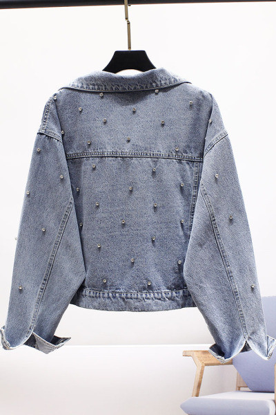 Modern női rövid farmerdzseki zsebekkel és gyöngyökkel