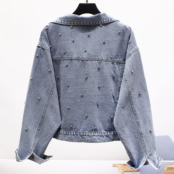 Modern női rövid farmerdzseki zsebekkel és gyöngyökkel