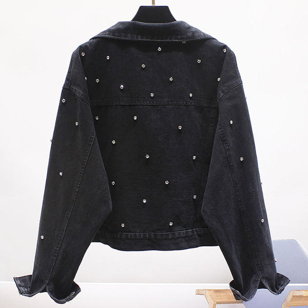 Modern női rövid farmerdzseki zsebekkel és gyöngyökkel