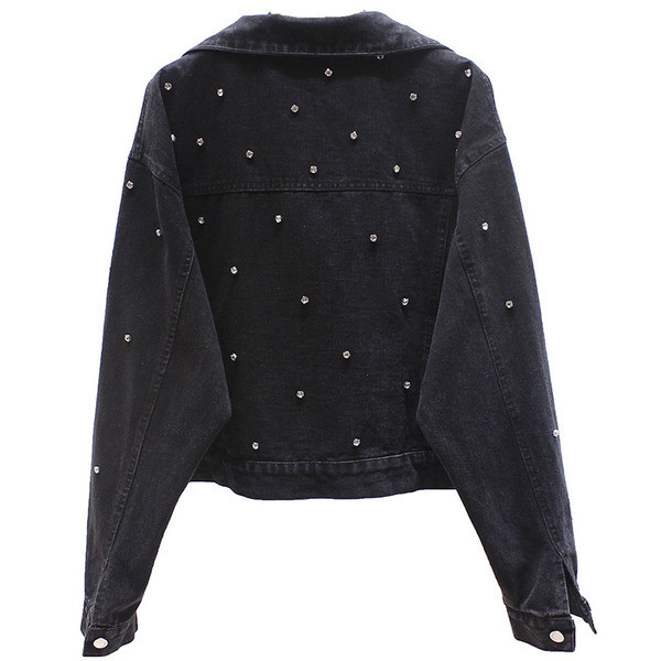 Modern női rövid farmerdzseki zsebekkel és gyöngyökkel