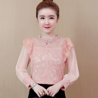 Дантелена дамска блуза с ниска яка