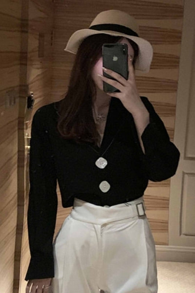 Elegantna ženska košulja sa špic izrezom i velikim gumbima