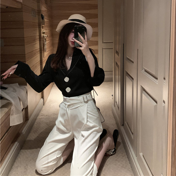 Elegantna ženska košulja sa špic izrezom i velikim gumbima