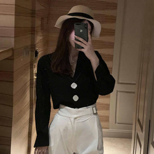 Elegantna ženska košulja sa špic izrezom i velikim gumbima