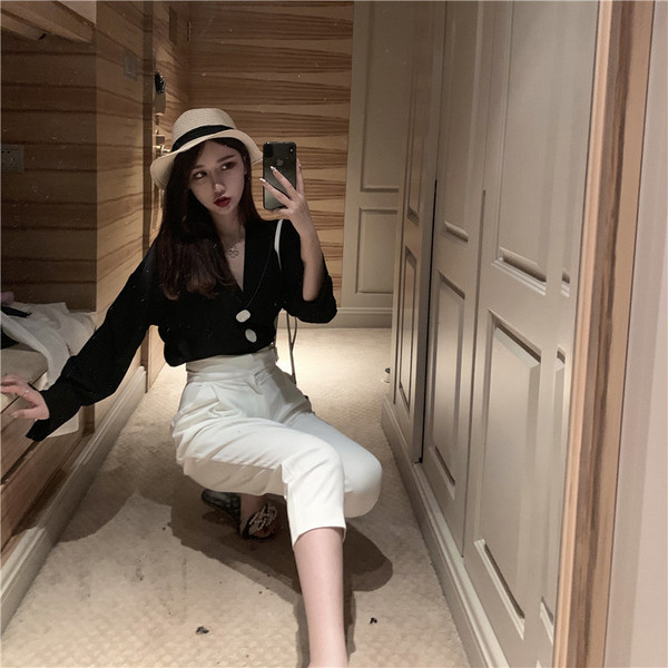 Elegantna ženska košulja sa špic izrezom i velikim gumbima