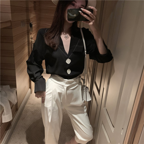 Elegantna ženska košulja sa špic izrezom i velikim gumbima