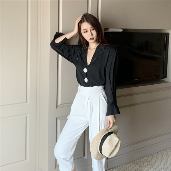 Elegantna ženska košulja sa špic izrezom i velikim gumbima