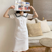 Fehér női ruha nagy gallérral és spitz nyakkivágással