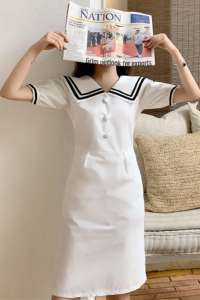 Fehér női ruha nagy gallérral és spitz nyakkivágással