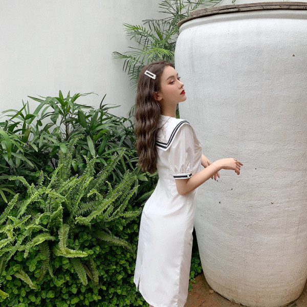 Fehér női ruha nagy gallérral és spitz nyakkivágással