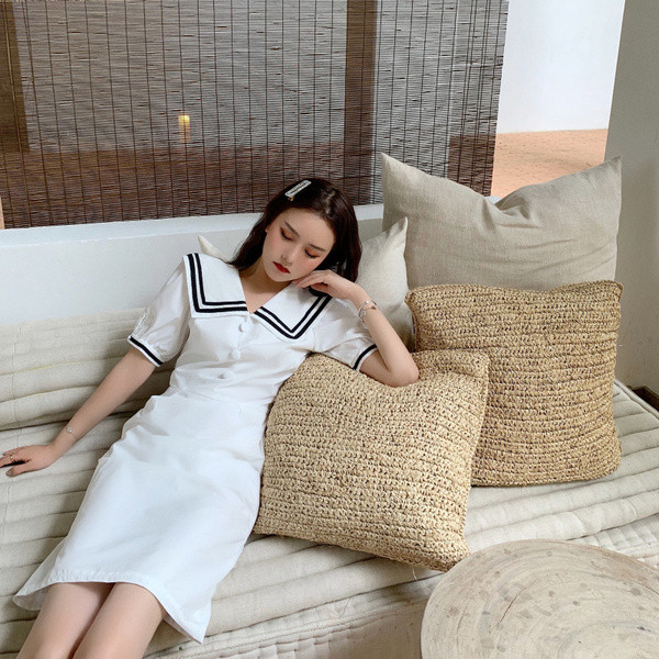 Fehér női ruha nagy gallérral és spitz nyakkivágással