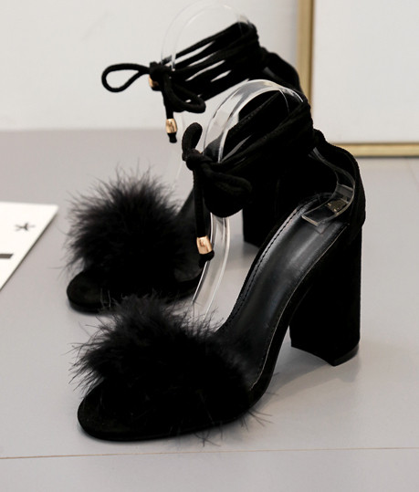 Modern női szandál fűzővel és pehellyel